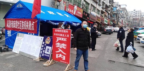 在逆境中前行，筑牢疫情防線 讓黨旗在防控疫情一線高高飄揚(yáng)