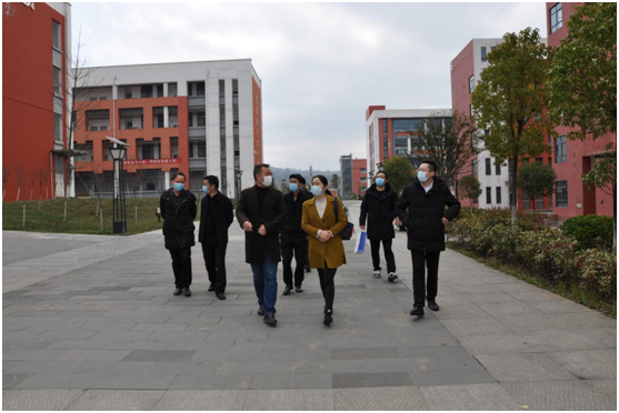 浙江省平湖市領導、企業(yè)家  赴畢節(jié)工業(yè)職業(yè)技術學院進行交流座談