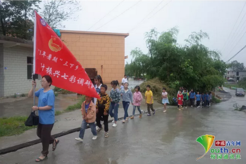 暑假期間，這群孩子因幫助村民辦實(shí)事成為了“網(wǎng)紅”