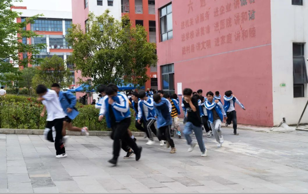 畢節(jié)工業(yè)職業(yè)技術(shù)學(xué)院舉行安全疏散演練、滅火演練及消防科普活動