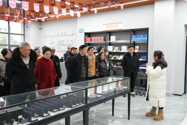 憶崢嶸歲月 話今朝發(fā)展——學(xué)院召開退休干部、教職工座談會(huì)