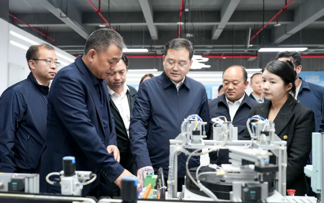 四川省人力資源和社會(huì)保障廳黨組成員、副廳長(zhǎng)劉曉博一行赴我院考察