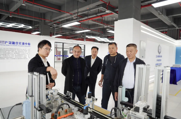 貴州省人民政府督學(xué)、省教育廳中小學(xué)名師名校長(zhǎng)培養(yǎng)管理辦公室主任謝笠率隊(duì)到我院考察調(diào)研職普融通工作